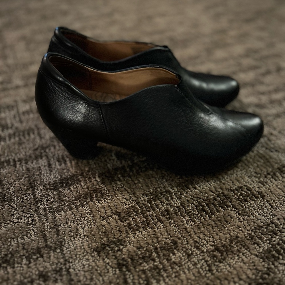 Taos Gorgeous black leather ankle booties. Size 42.